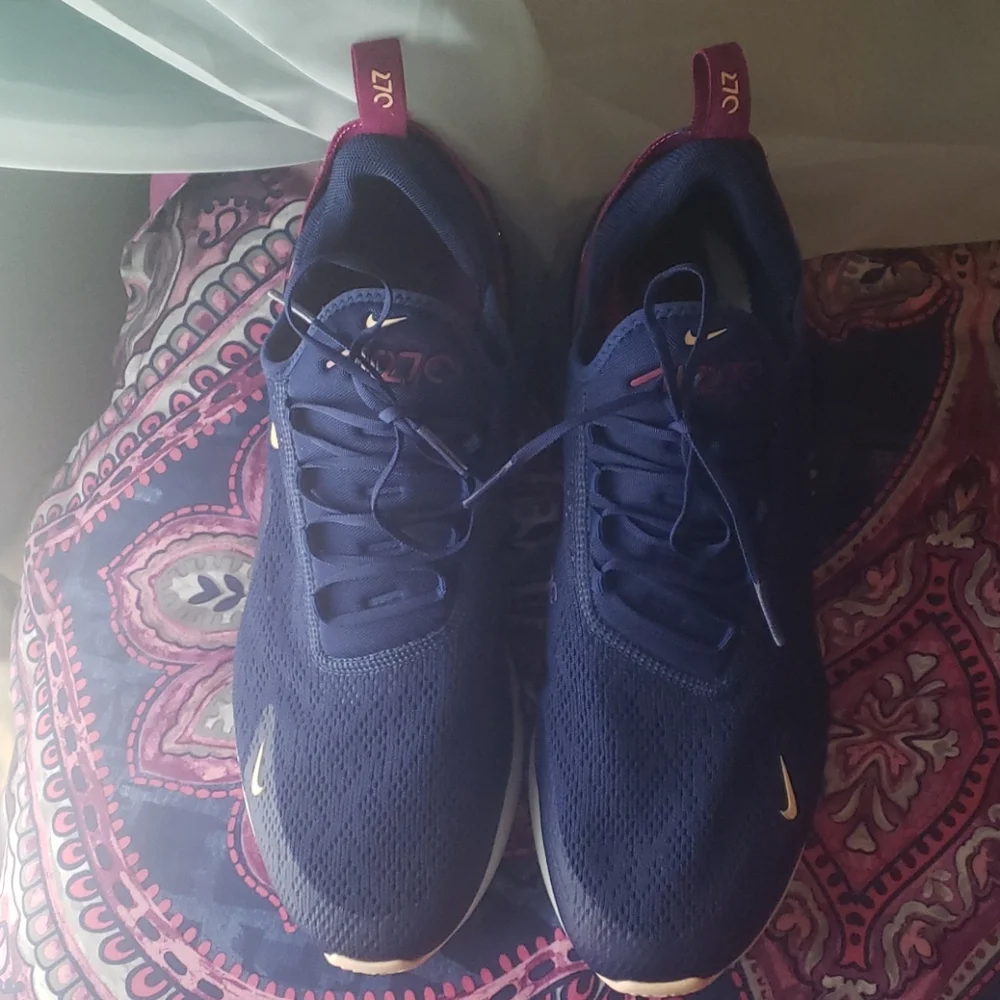Nike Women's Navy Blue and Burgundy Air Max 270 Sneakers